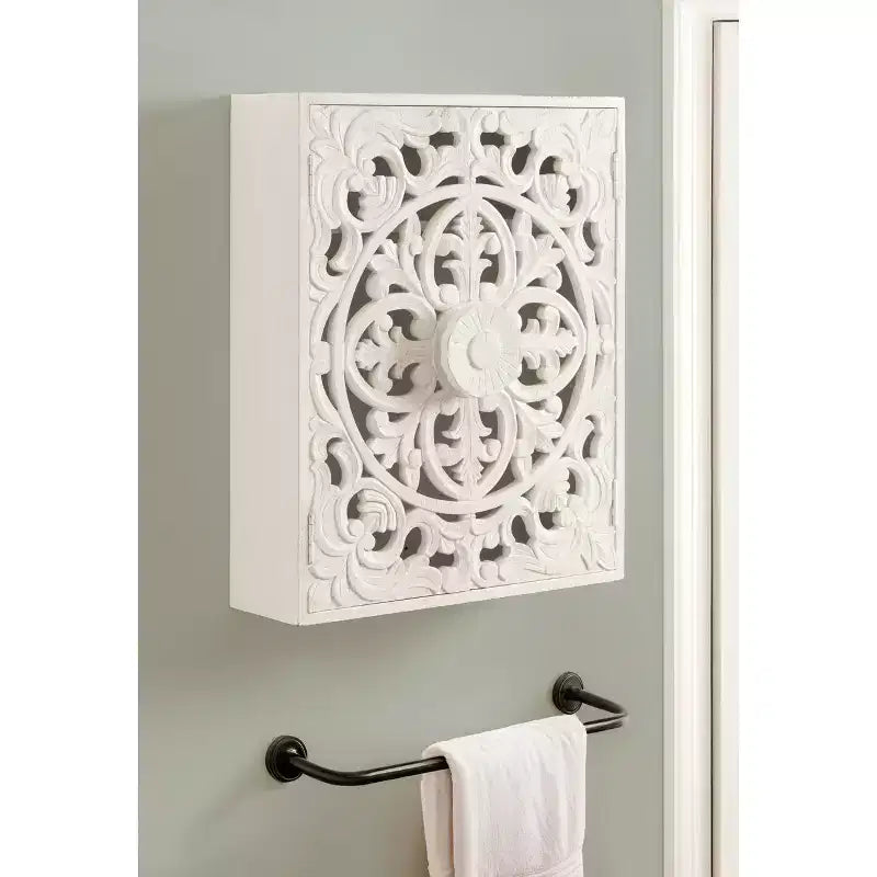 Armoire murale en bois sculpté