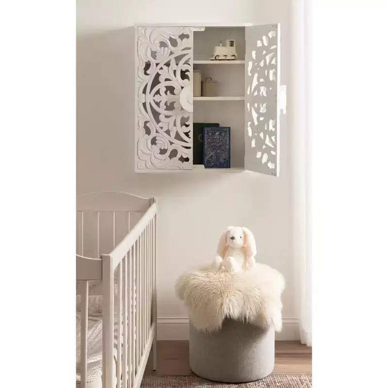 Armoire murale en bois sculpté