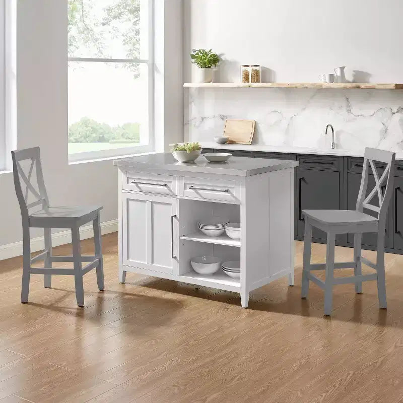 Îlot de cuisine avec portes et étagères