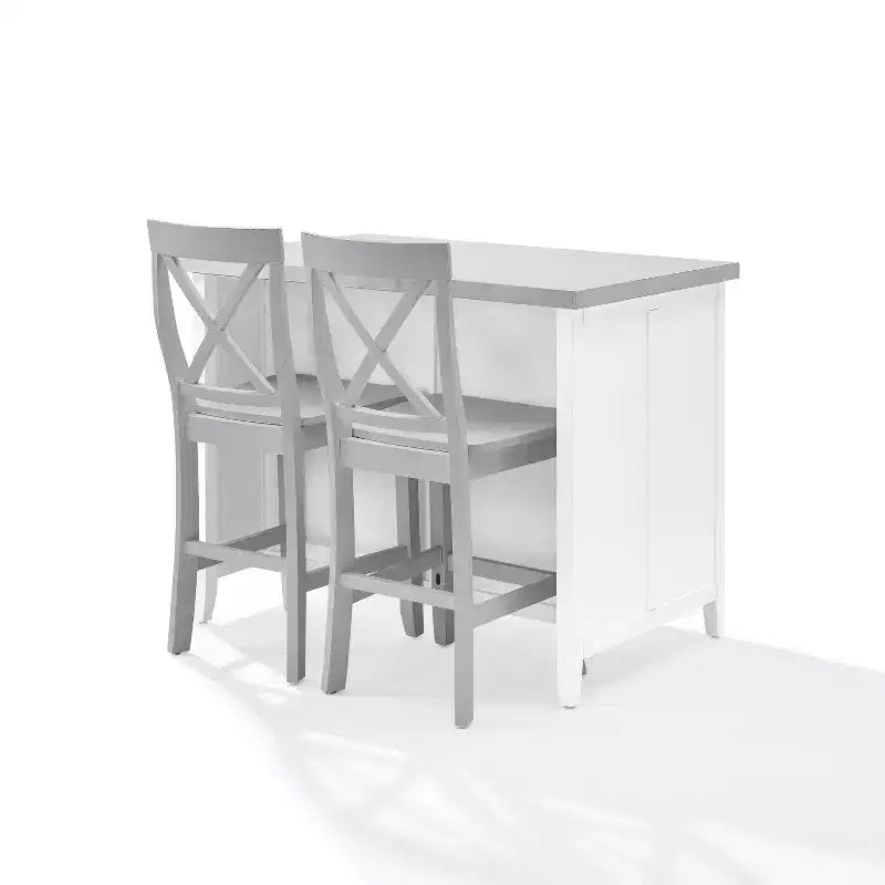 Îlot de cuisine avec portes et étagères