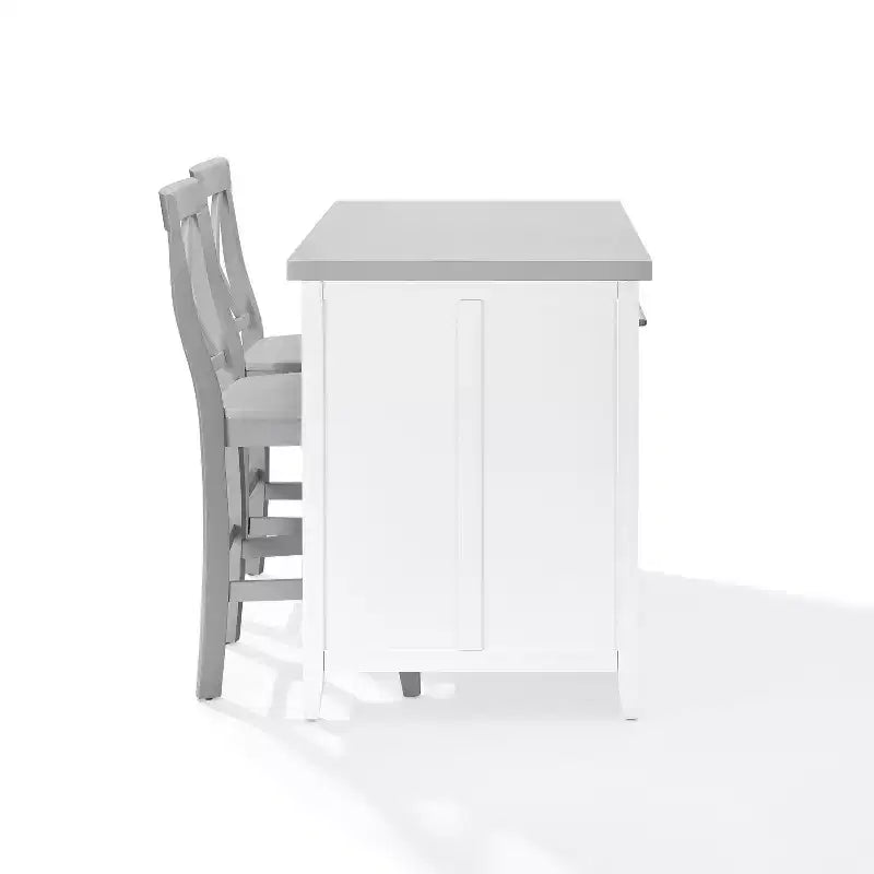 Îlot de cuisine avec portes et étagères