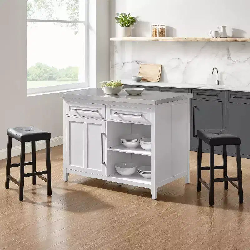 Îlot de cuisine avec portes et étagères