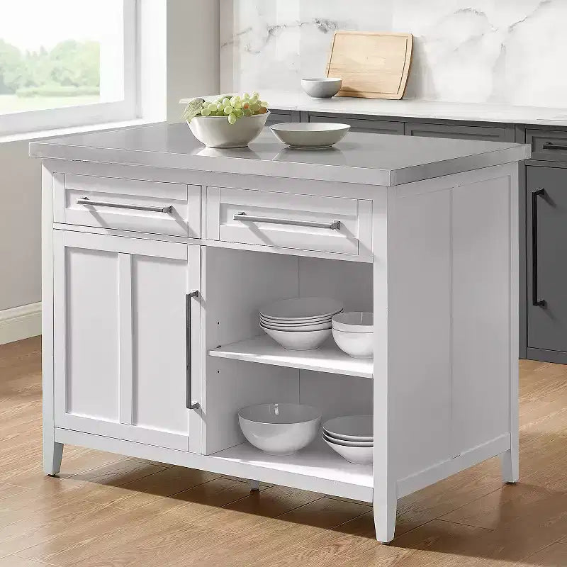 Îlot de cuisine avec portes et étagères