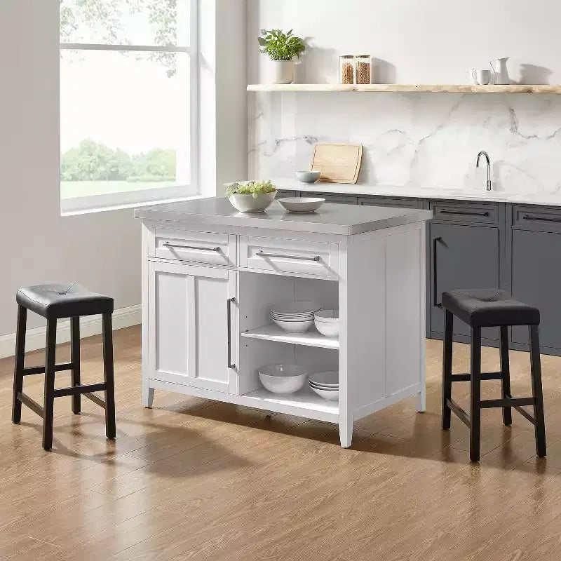 Îlot de cuisine avec portes et étagères