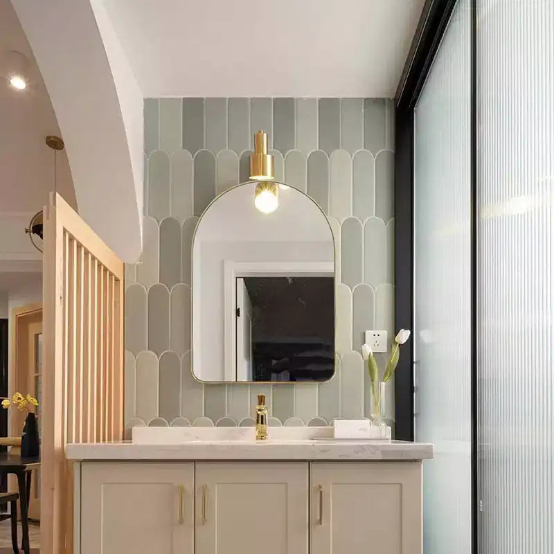 Miroir de courtoisie mural à cadre arqué en acier inoxydable